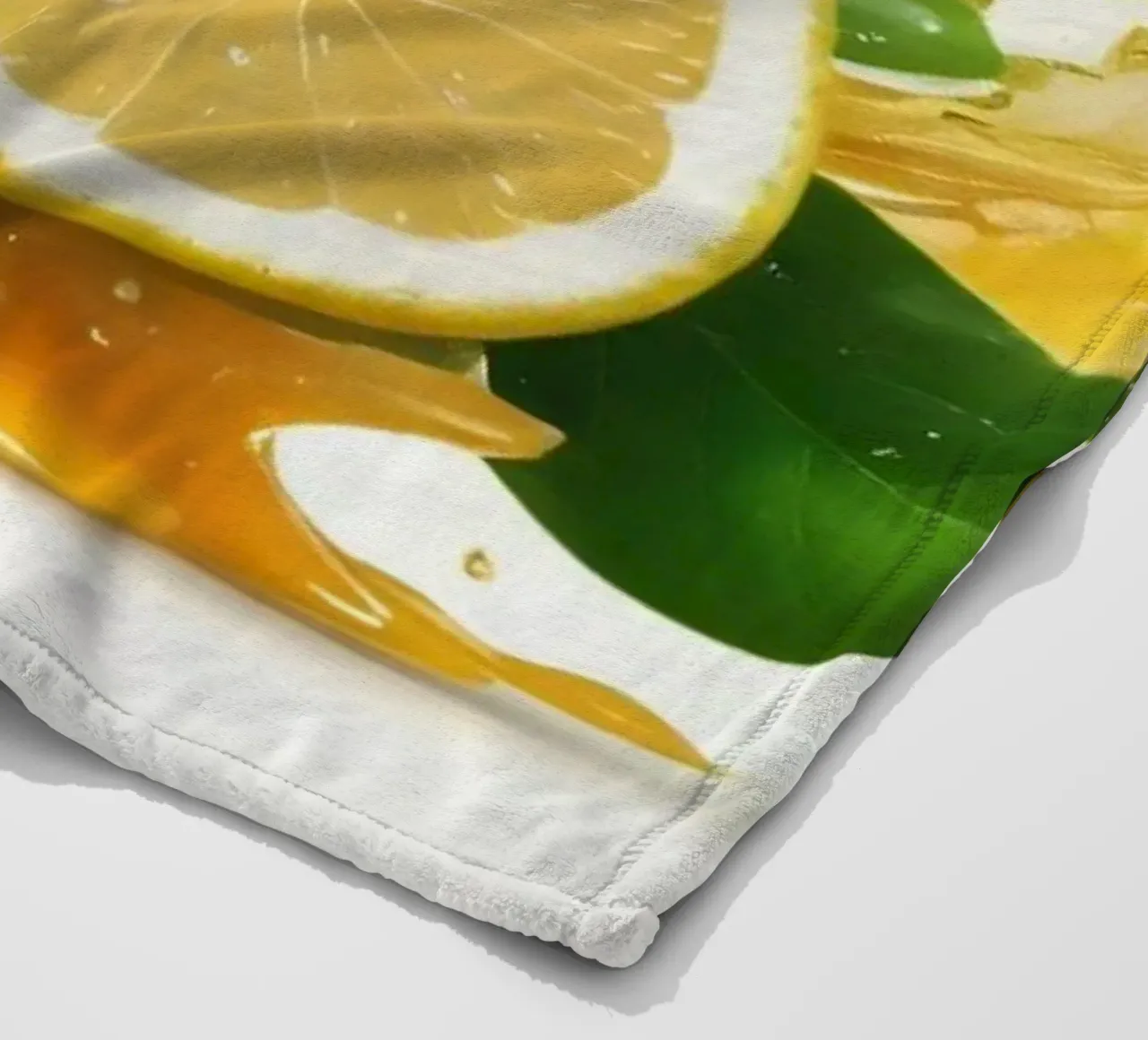 Brillantes mitades de limón en erupción con zumo y salpicaduras entre manta de franela de DesignDoodle