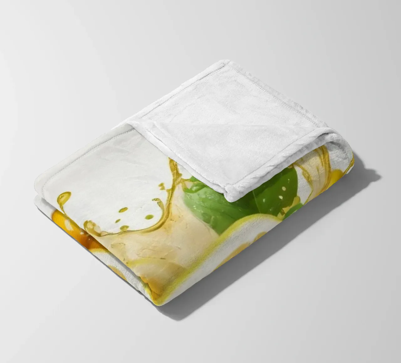 Mezzi limoni brillanti che eruttano succo e spruzzi tra coperta in pile da DesignDoodle