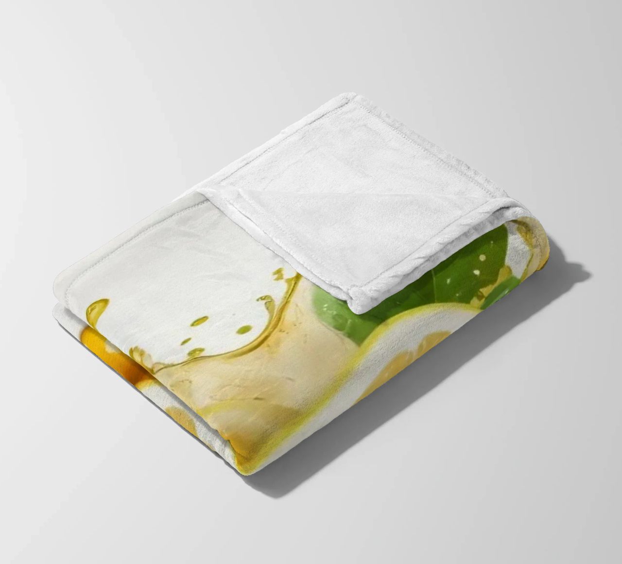 Mezzi limoni brillanti che eruttano succo e spruzzi tra coperta in pile da DesignDoodle