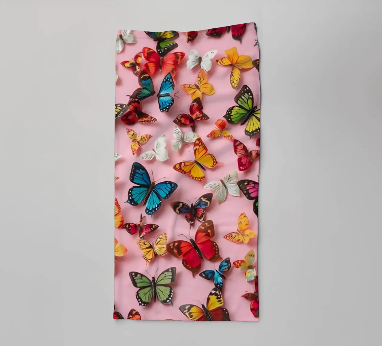roze achtergrond met mooie vlinders badhanddoek van DesignDoodle