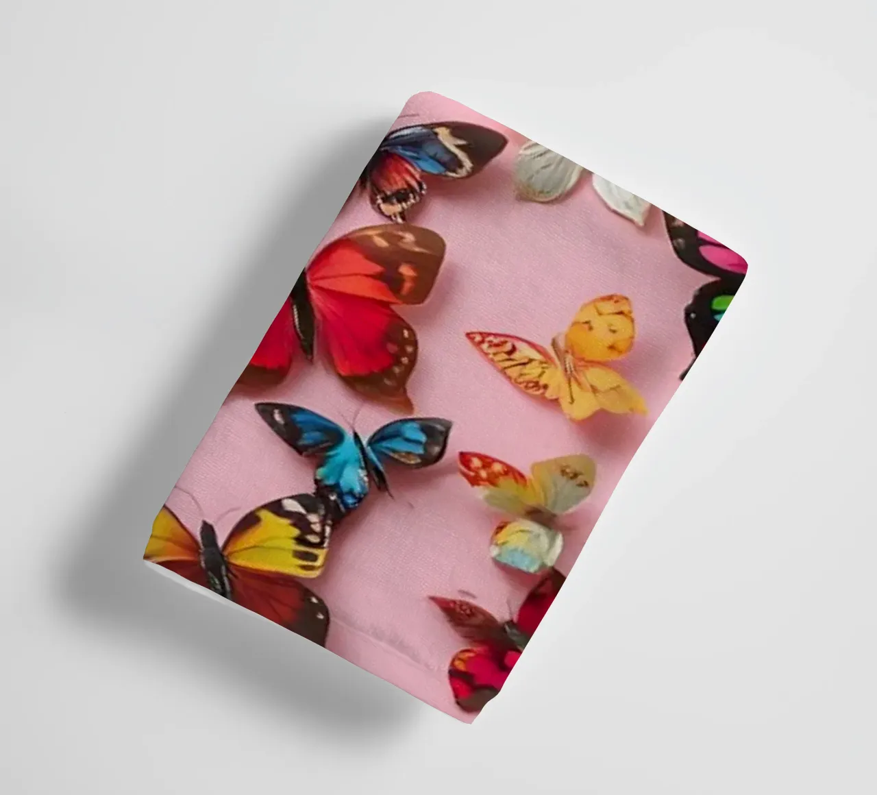 roze achtergrond met mooie vlinders badhanddoek van DesignDoodle