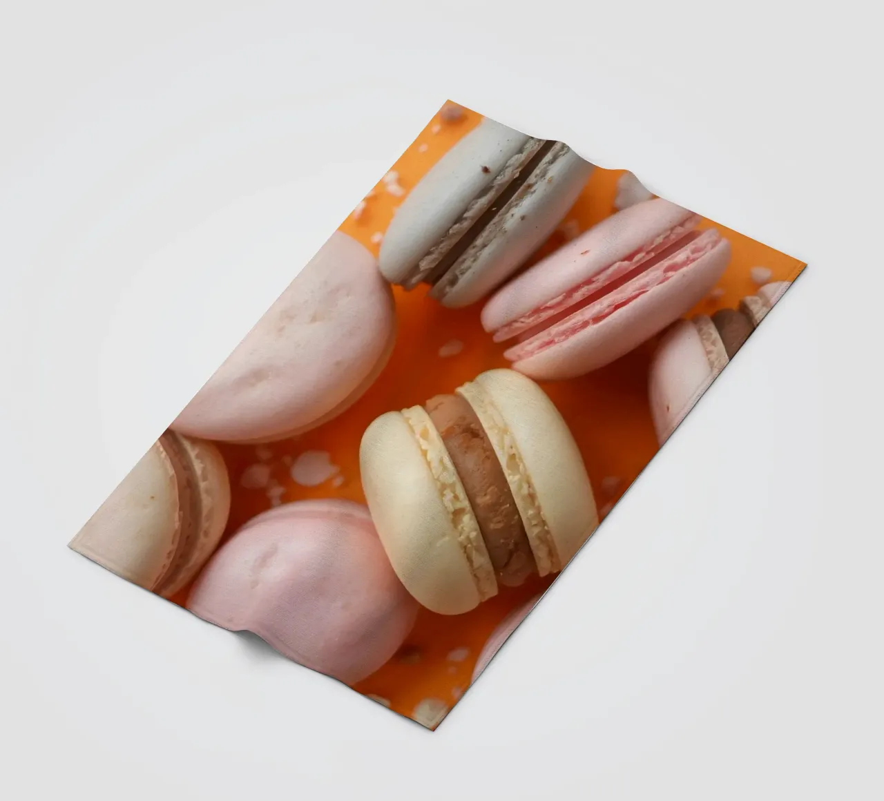 Assortimento colorato di macarons su sfondo arancione coperta in pile da DesignDoodle