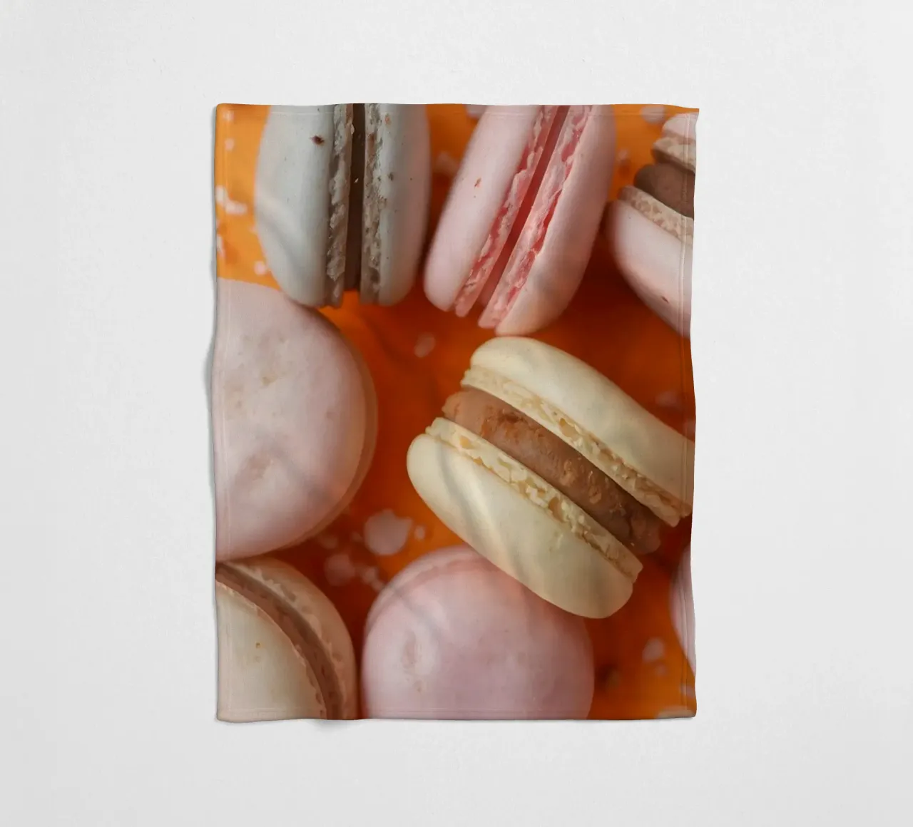Assortimento colorato di macarons su sfondo arancione coperta in pile da DesignDoodle