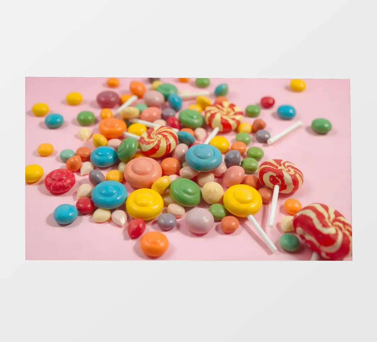 Assortimento di caramelle colorate sparse pellicola backlit da DesignDoodle