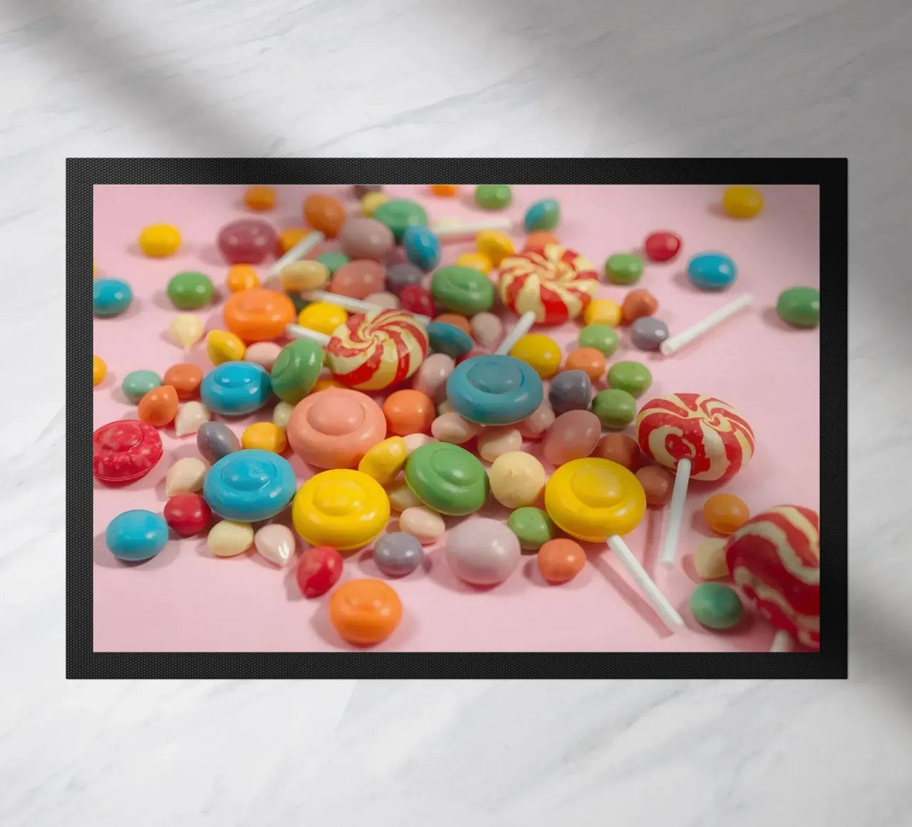 Assortimento di caramelle colorate sparse zerbino da DesignDoodle