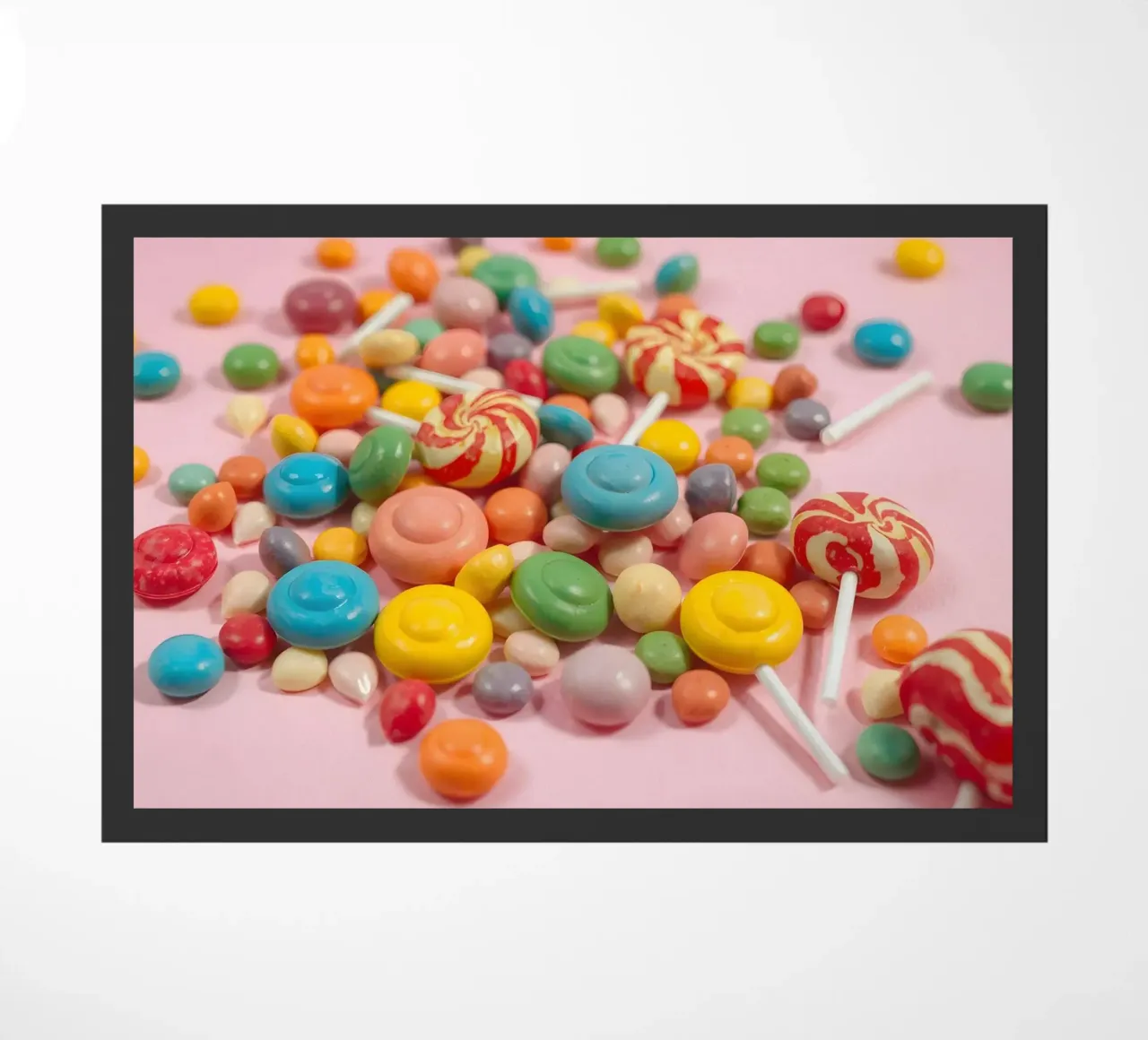 Assortimento di caramelle colorate sparse zerbino da DesignDoodle