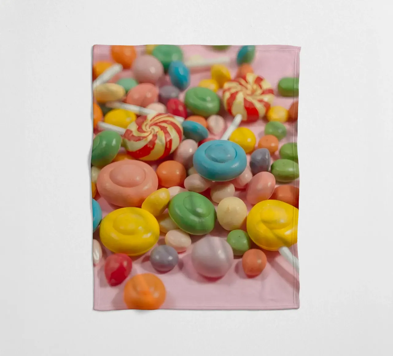 Assortimento di caramelle colorate sparse coperta in pile da DesignDoodle