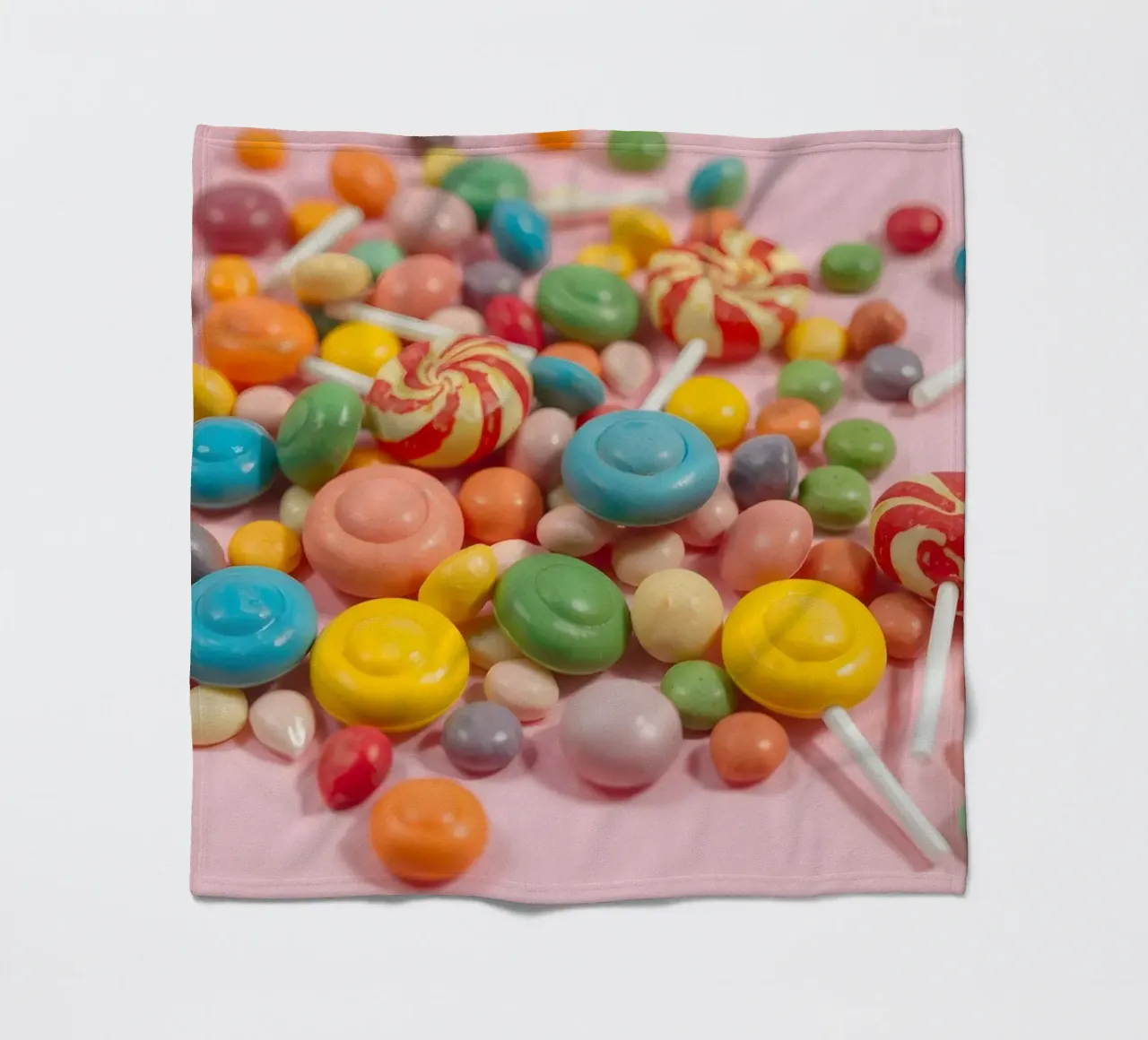 Assortimento di caramelle colorate sparse coperta in pile da DesignDoodle