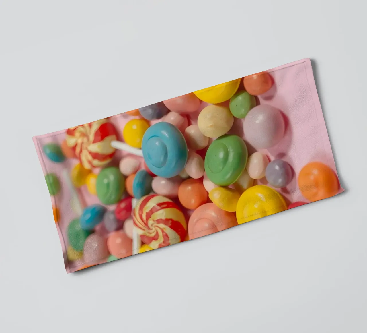 Assortimento di caramelle colorate sparse asciugamano da bagno da DesignDoodle