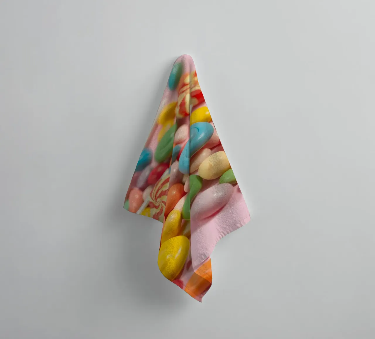 Assortimento di caramelle colorate sparse asciugamano da bagno da DesignDoodle