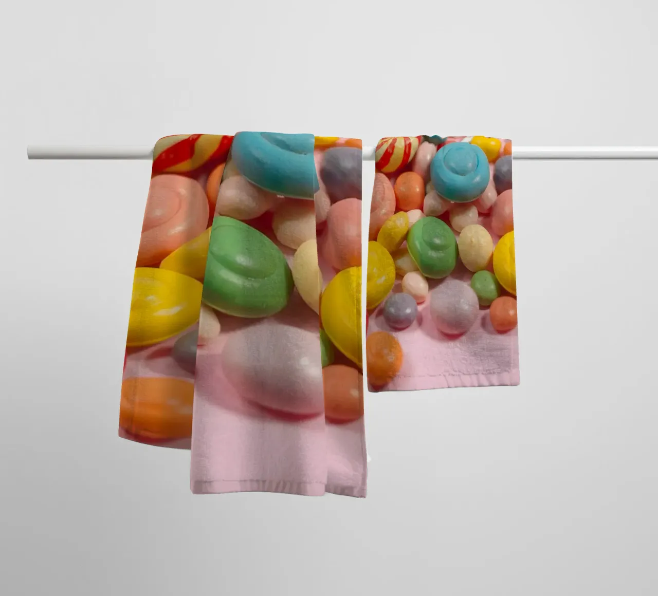 Assortimento di caramelle colorate sparse asciugamano da bagno da DesignDoodle