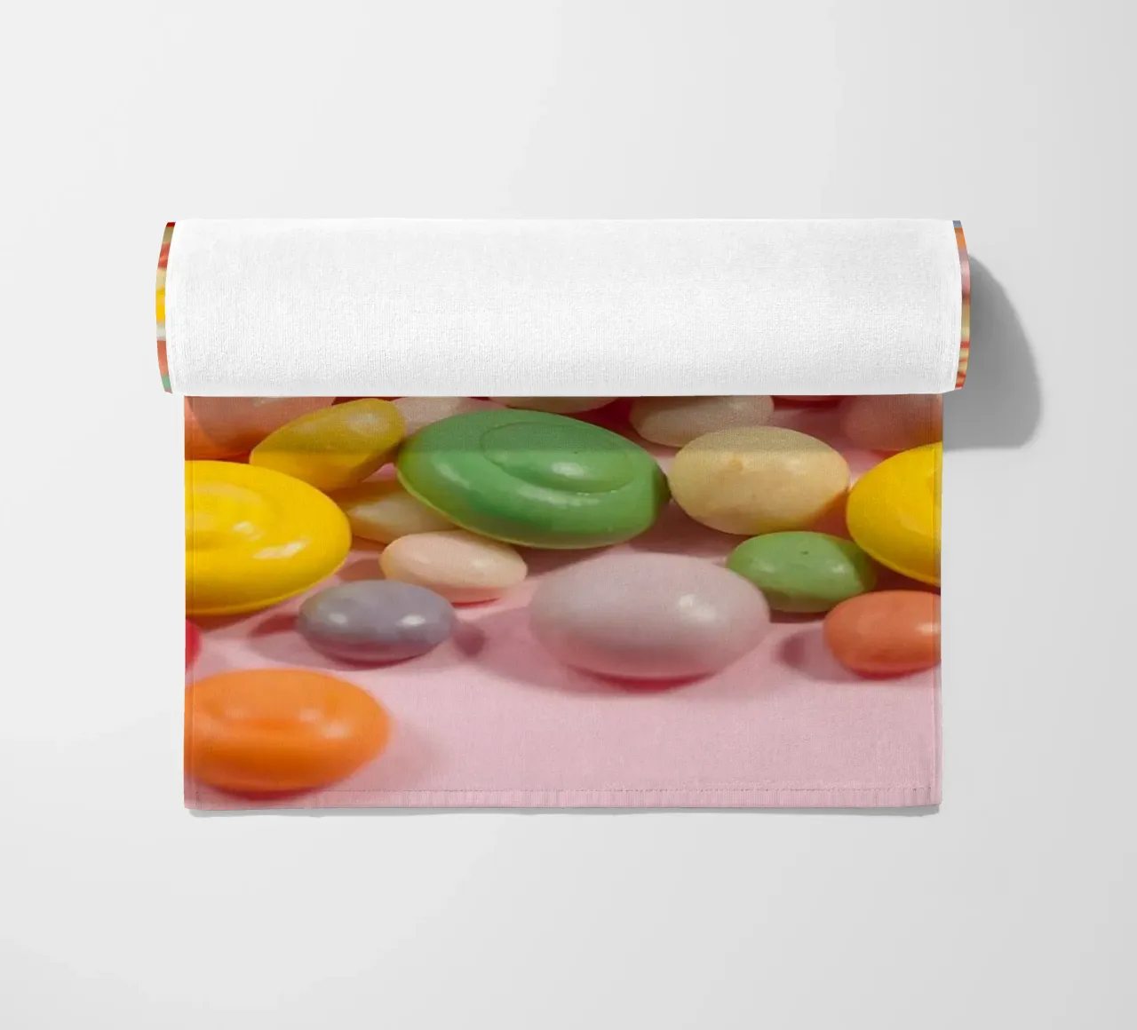 Assortimento di caramelle colorate sparse telo mare da DesignDoodle