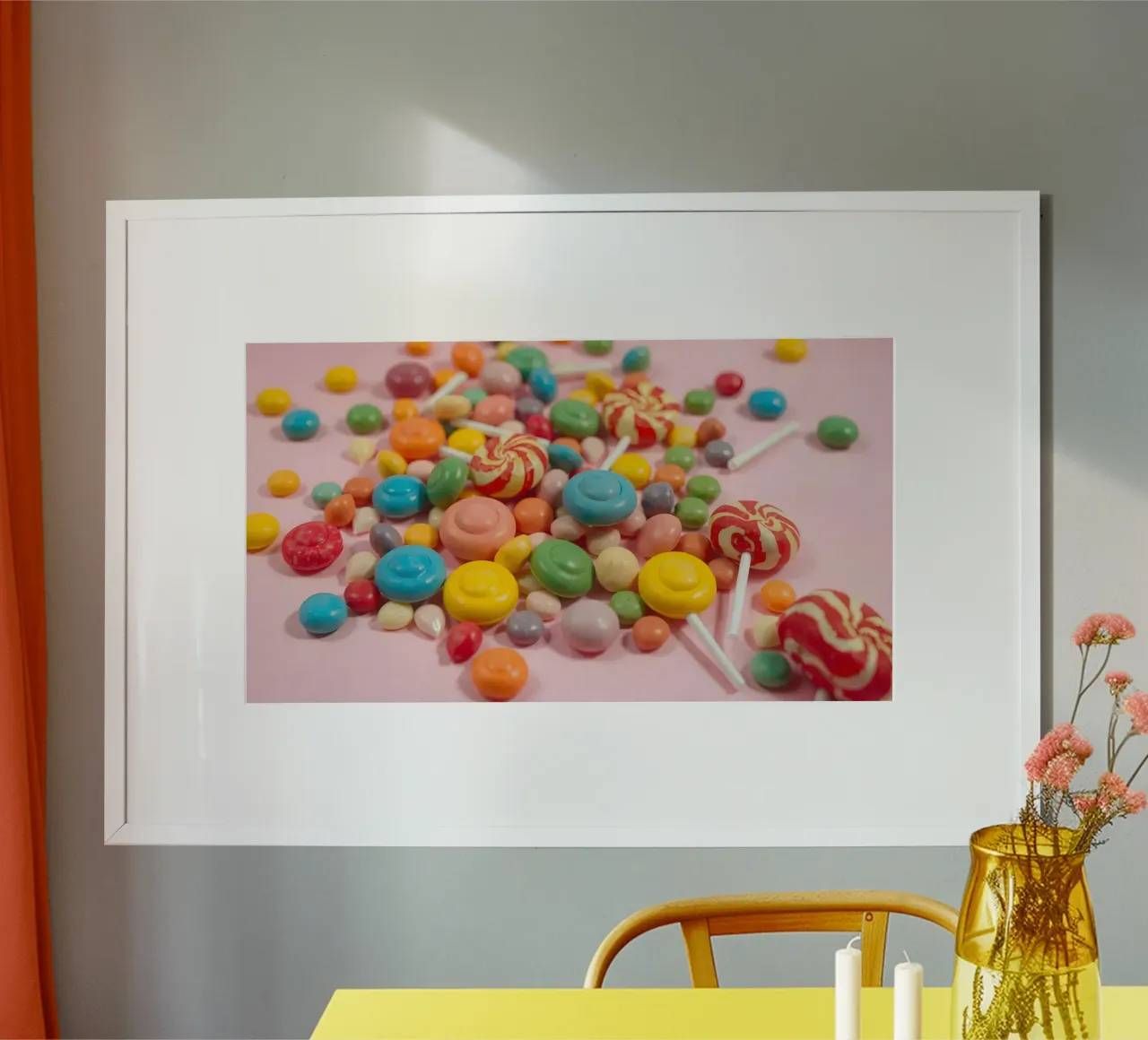 Assortimento di caramelle colorate sparse poster con telaio in alluminio da DesignDoodle