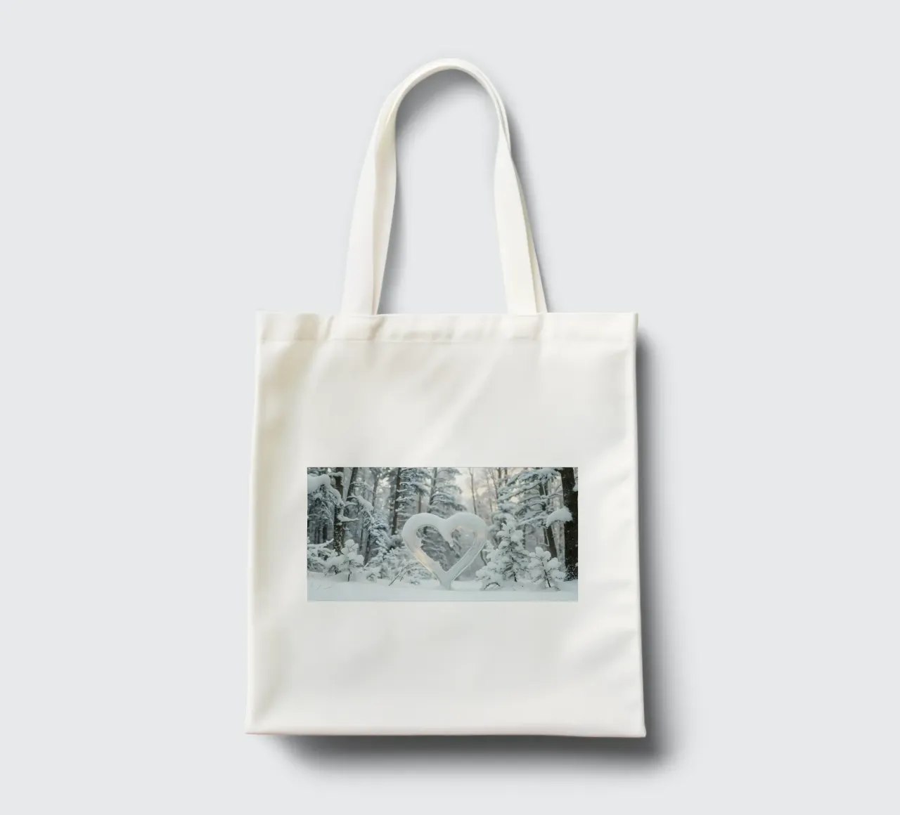 La foresta invernale innevata presenta una formazione di neve a forma di cuore borsa in juta da DesignDoodle