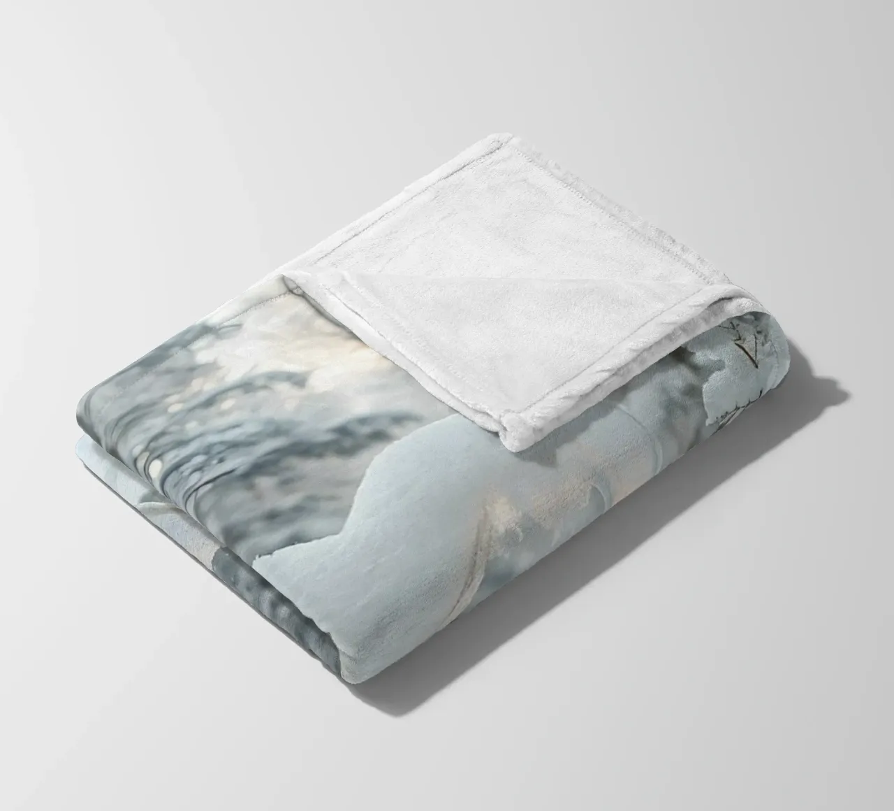 La foresta invernale innevata presenta una formazione di neve a forma di cuore coperta in pile da DesignDoodle