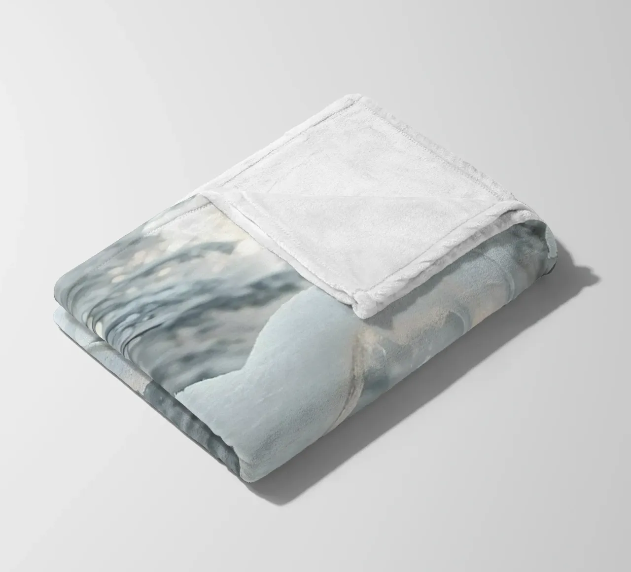 La foresta invernale innevata presenta una formazione di neve a forma di cuore coperta in pile da DesignDoodle