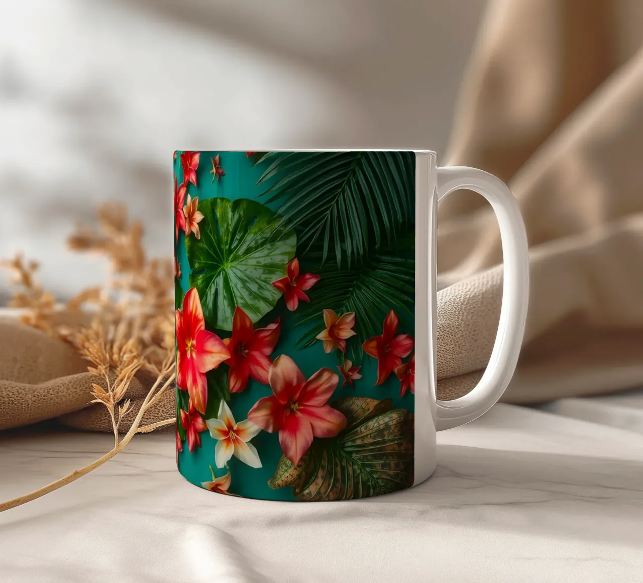 fiori tropicali e foglie verdi tazza in ceramica da DesignDoodle