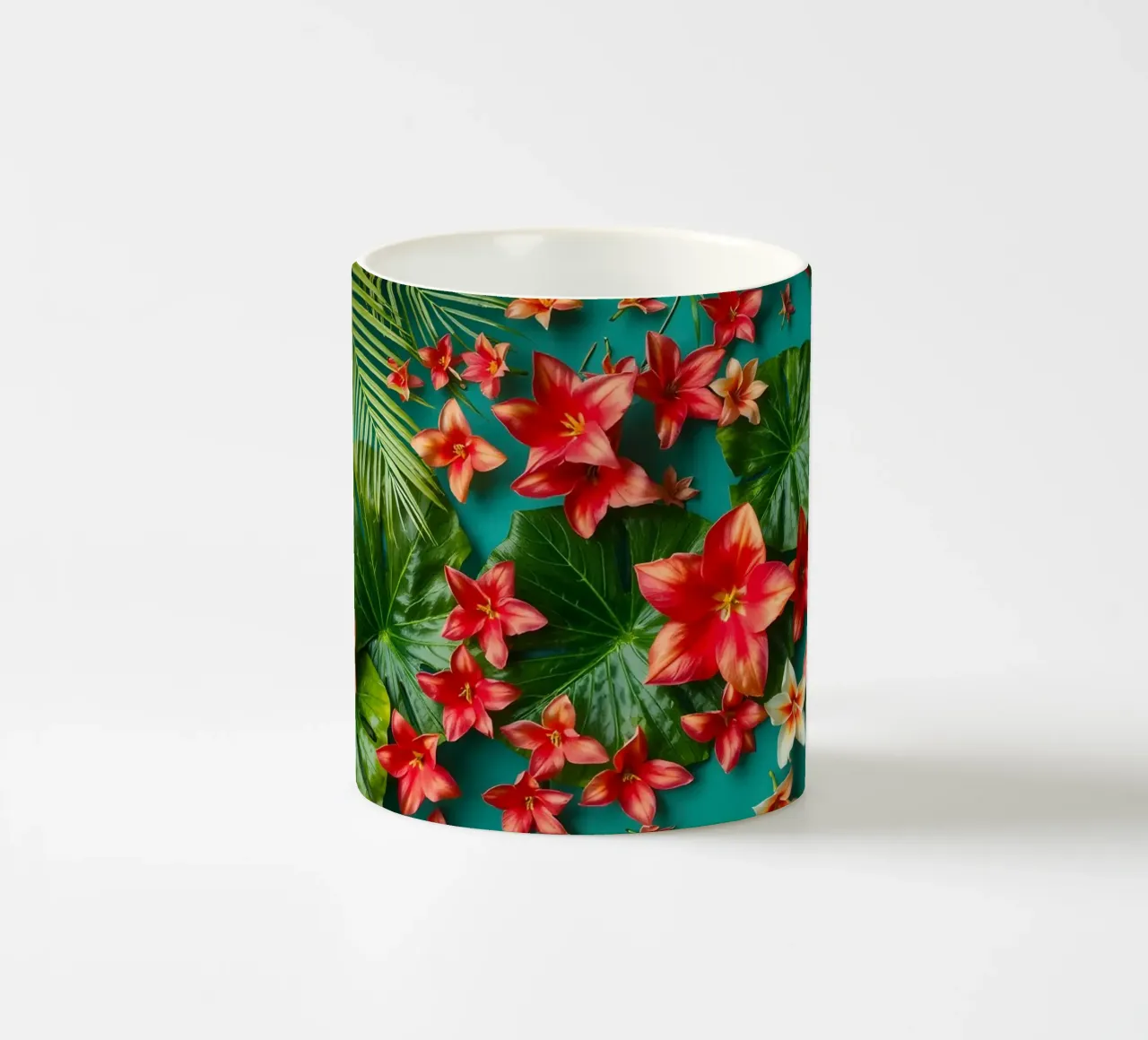 fiori tropicali e foglie verdi tazza in ceramica da DesignDoodle