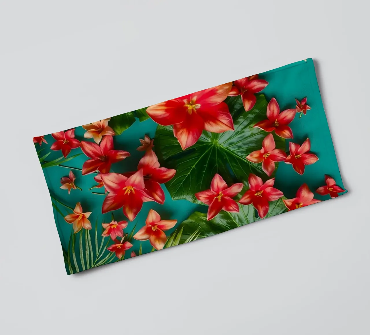 fiori tropicali e foglie verdi asciugamano da bagno da DesignDoodle