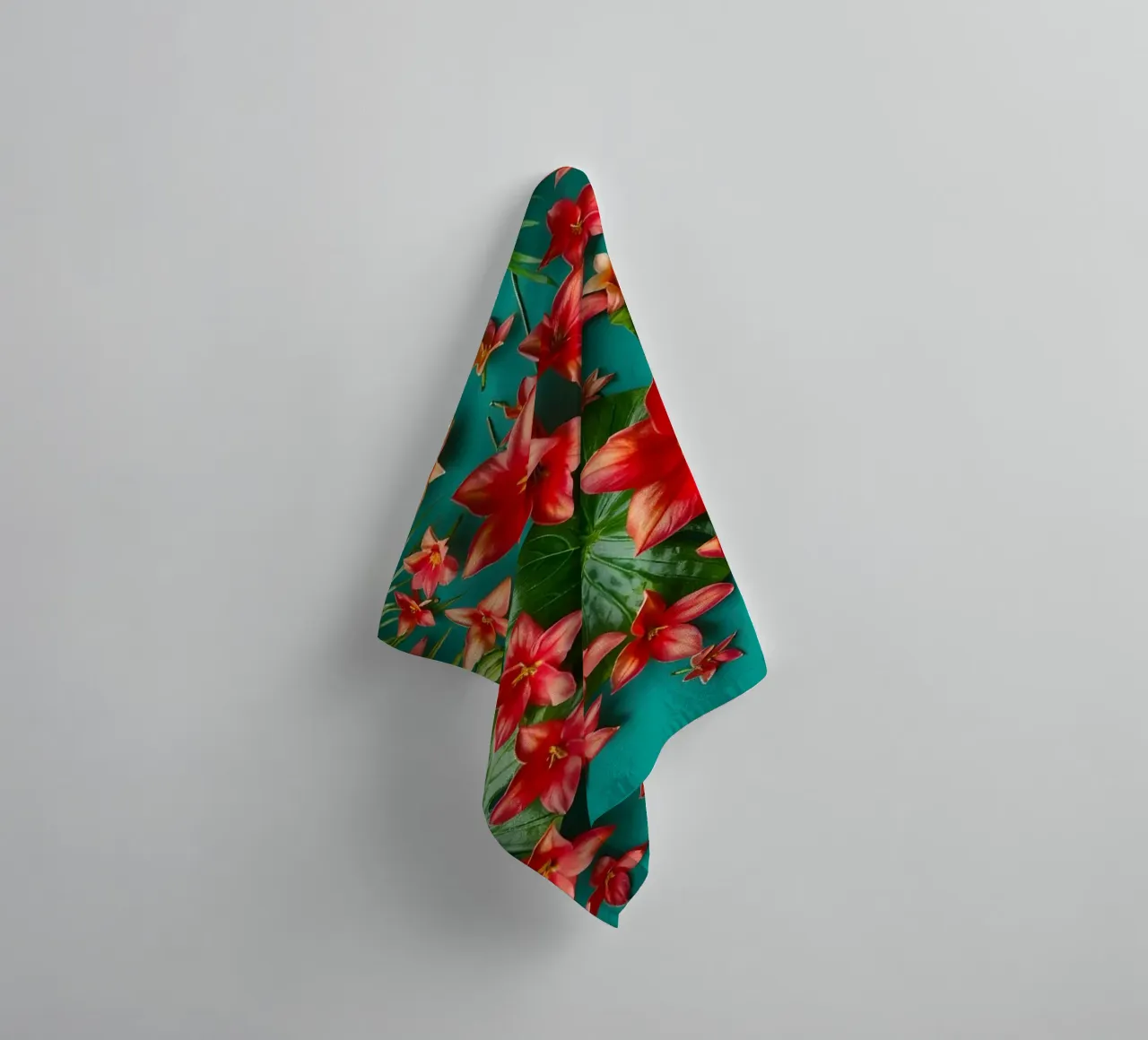 fiori tropicali e foglie verdi asciugamano da bagno da DesignDoodle