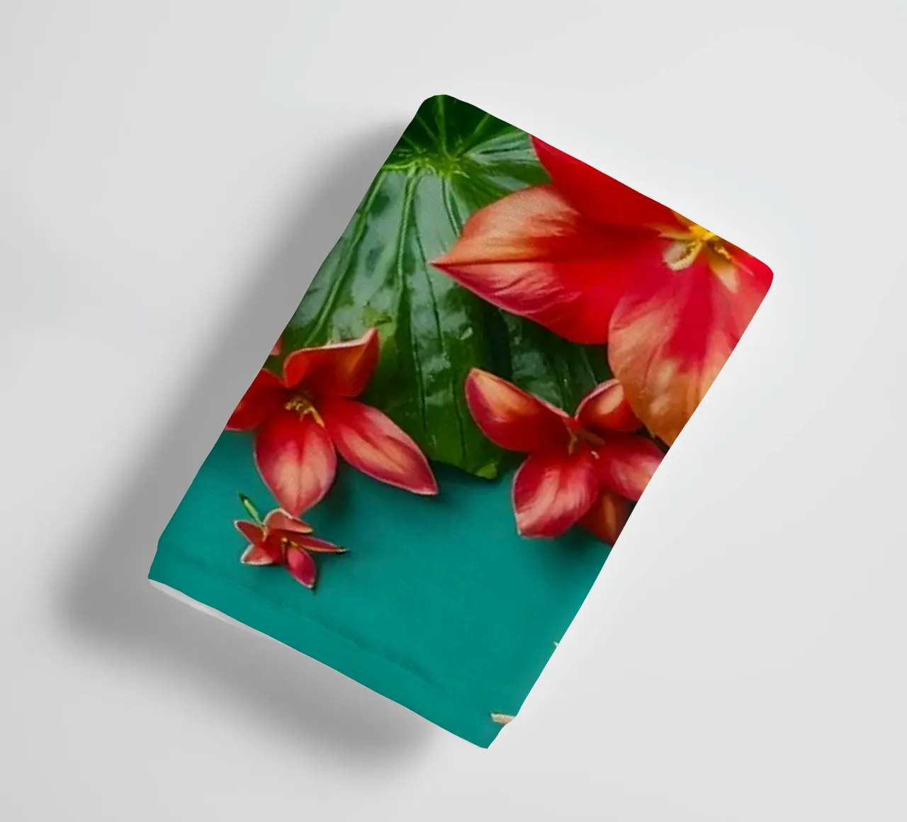 fiori tropicali e foglie verdi asciugamano da bagno da DesignDoodle