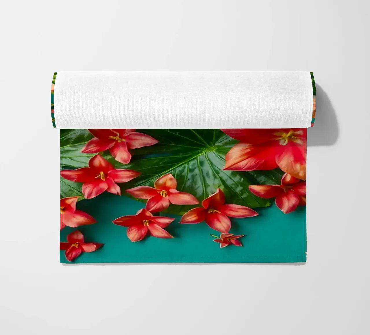 fiori tropicali e foglie verdi telo mare da DesignDoodle