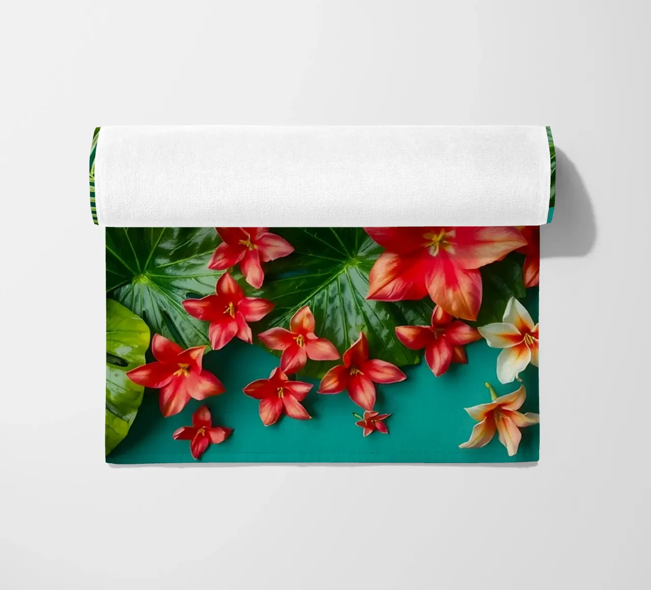 fiori tropicali e foglie verdi telo mare da DesignDoodle