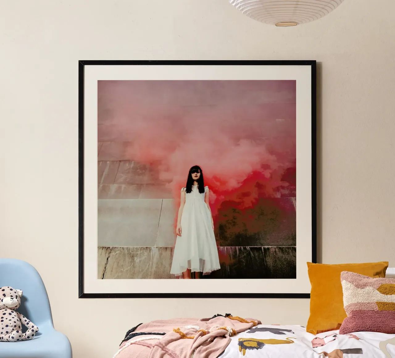 Red Smoke poster con telaio in plastica da Jovana Rikalo