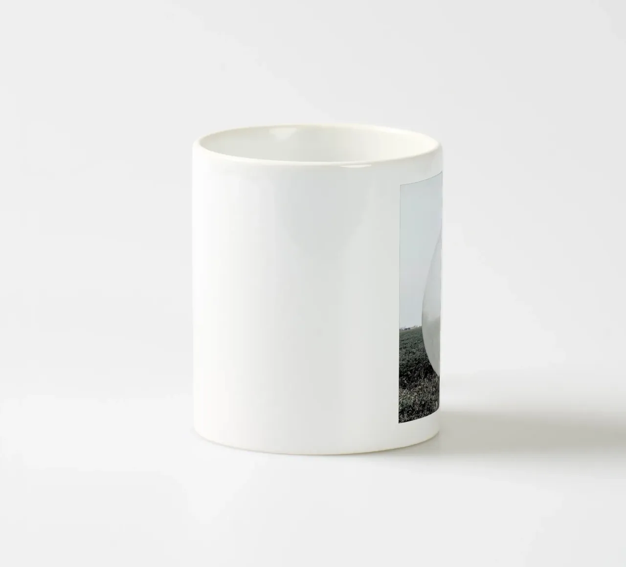 So Close But Yet So Far tazza in ceramica da Jovana Rikalo