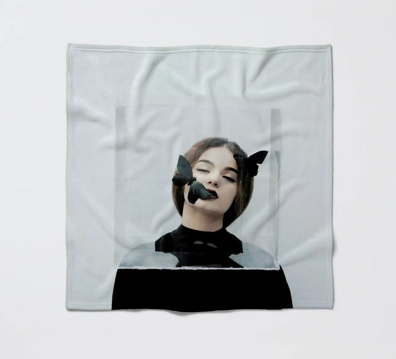 Life In A Box coperta in pile da Jovana Rikalo