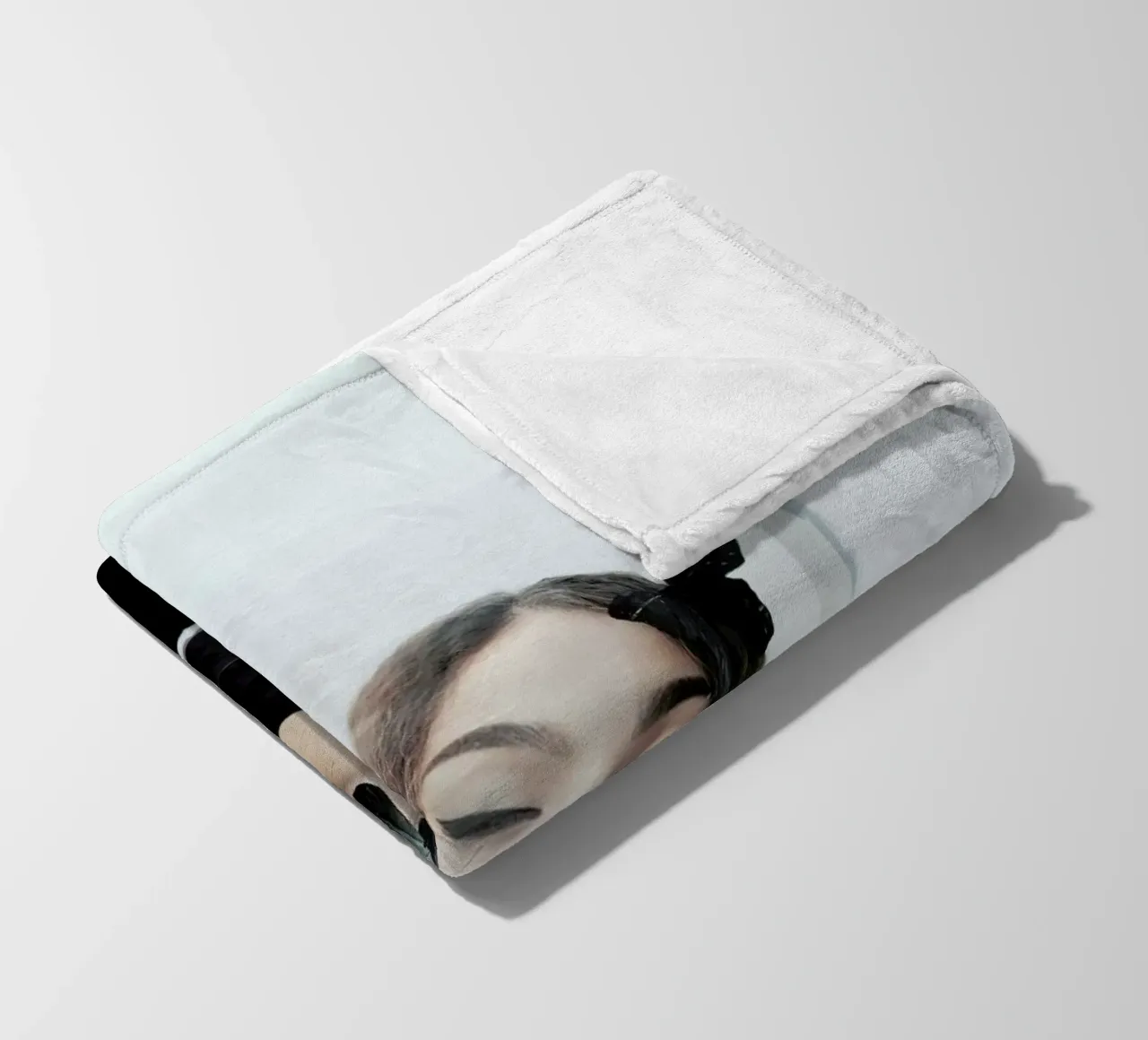 Life In A Box coperta in pile da Jovana Rikalo