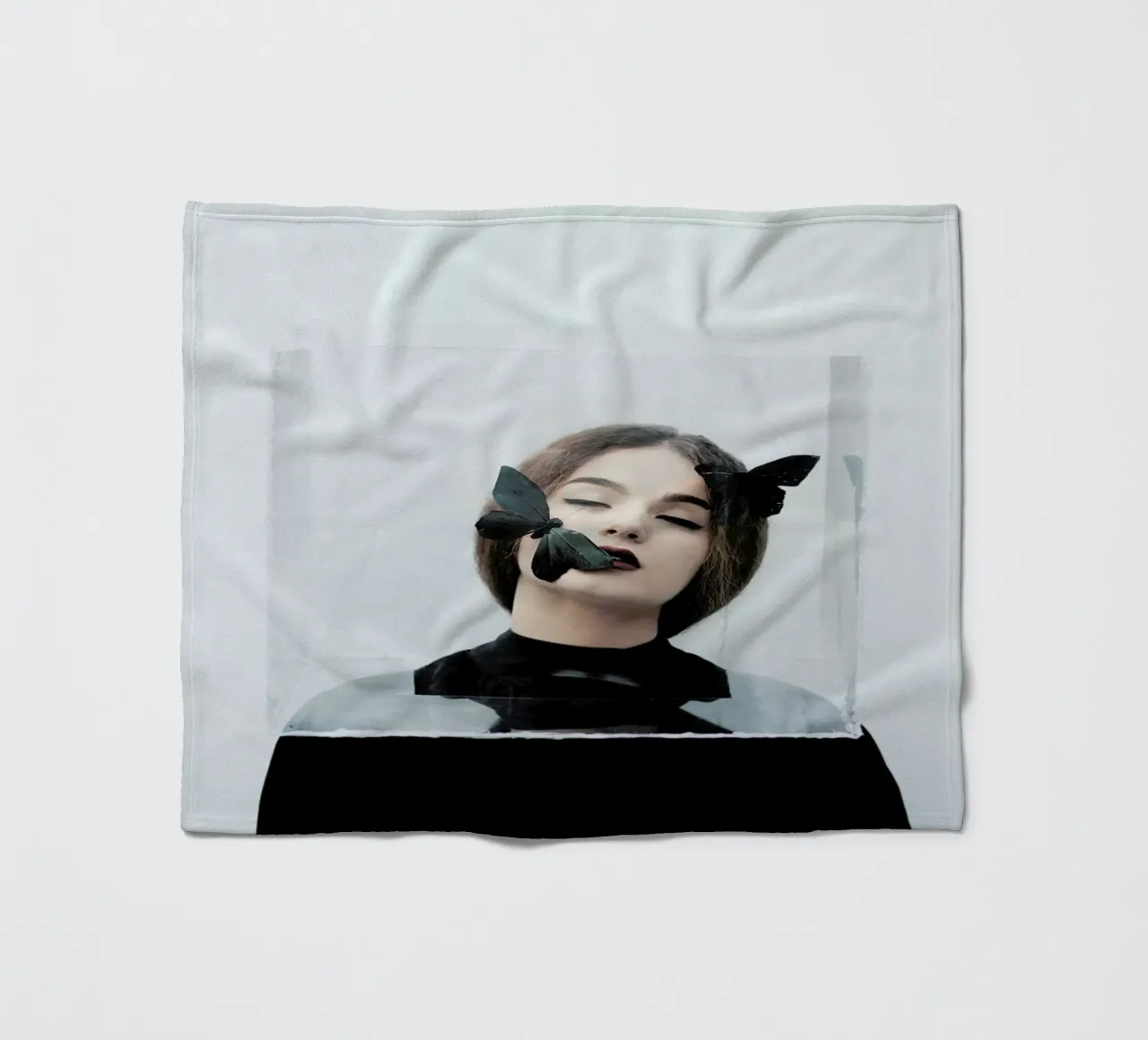 Life In A Box coperta in pile da Jovana Rikalo