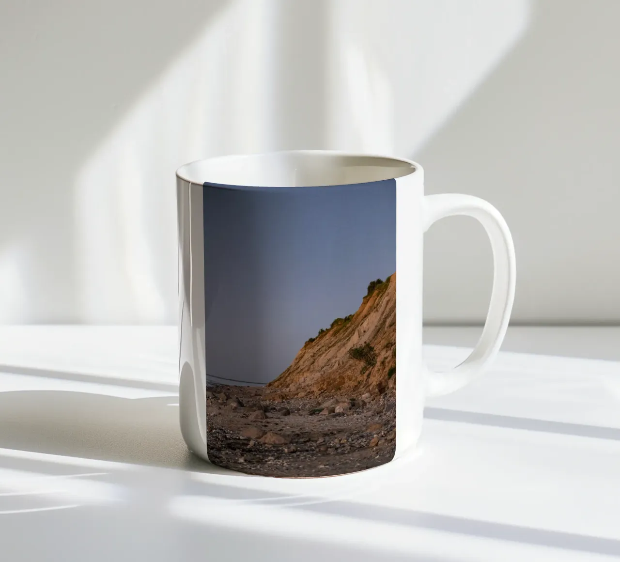 Felsen am Strand in der Dämmerung tazza in ceramica da Stina Freytag