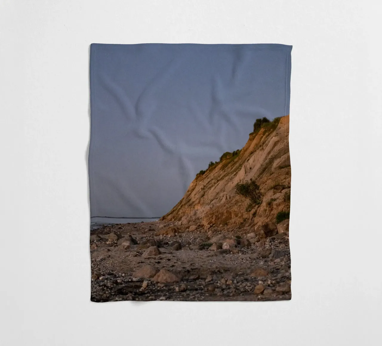 Felsen am Strand in der Dämmerung fleece blanket by Stina Freytag