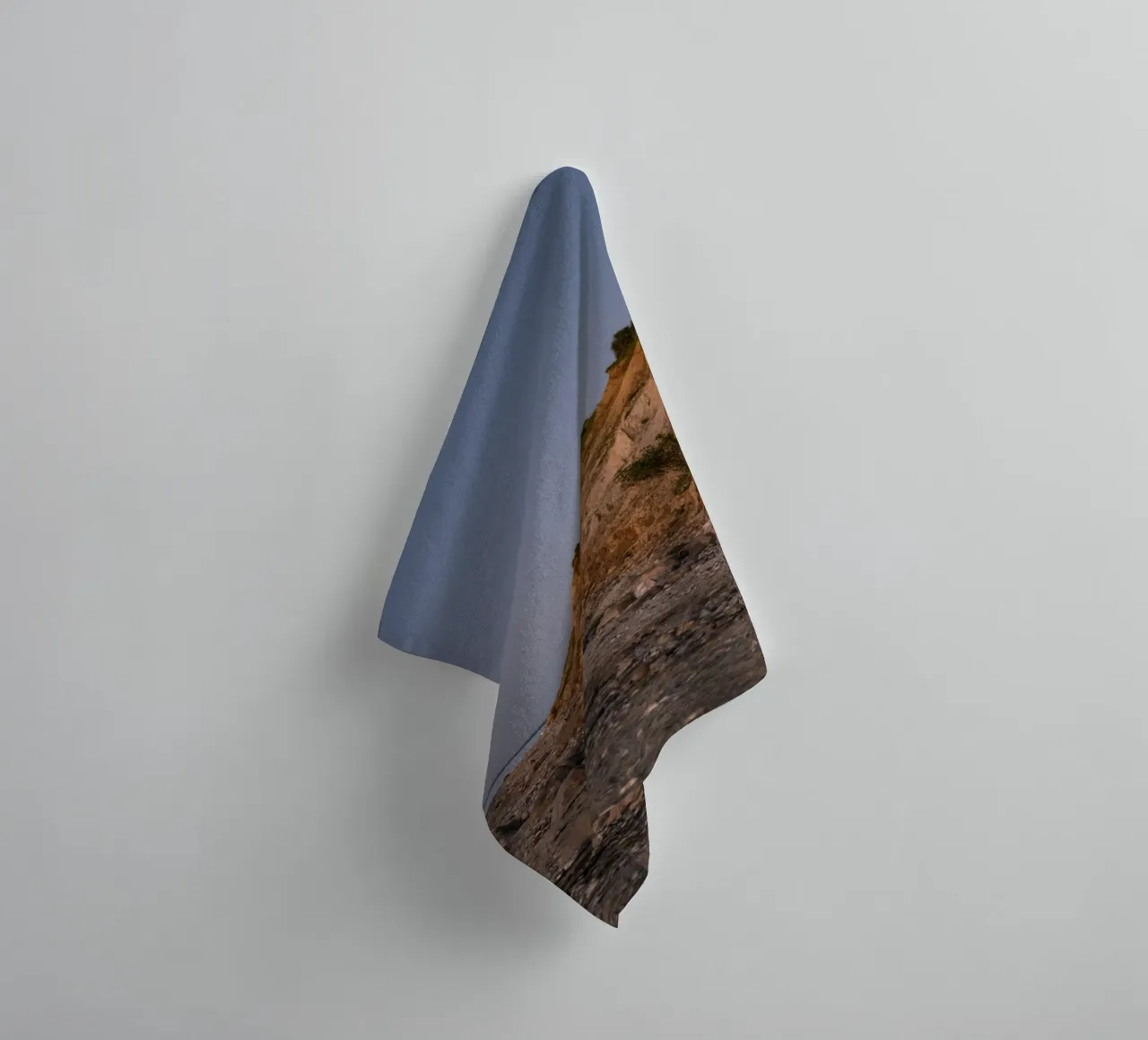 Felsen am Strand in der Dämmerung asciugamano da bagno da Stina Freytag