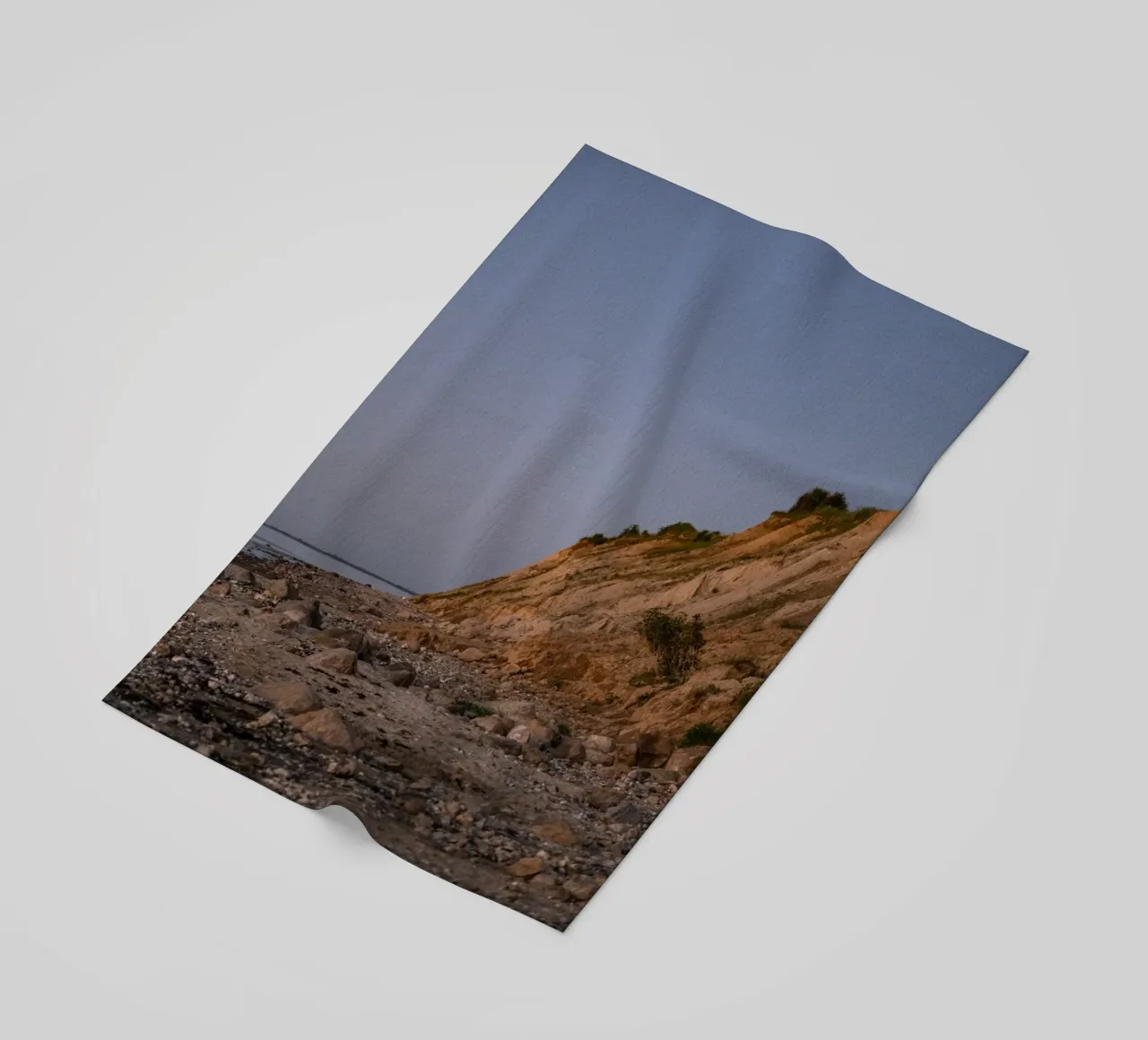Felsen am Strand in der Dämmerung telo mare da Stina Freytag