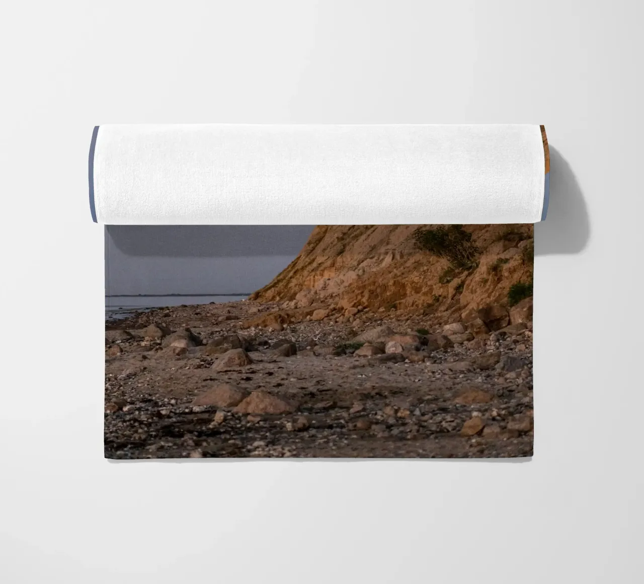 Felsen am Strand in der Dämmerung telo mare da Stina Freytag