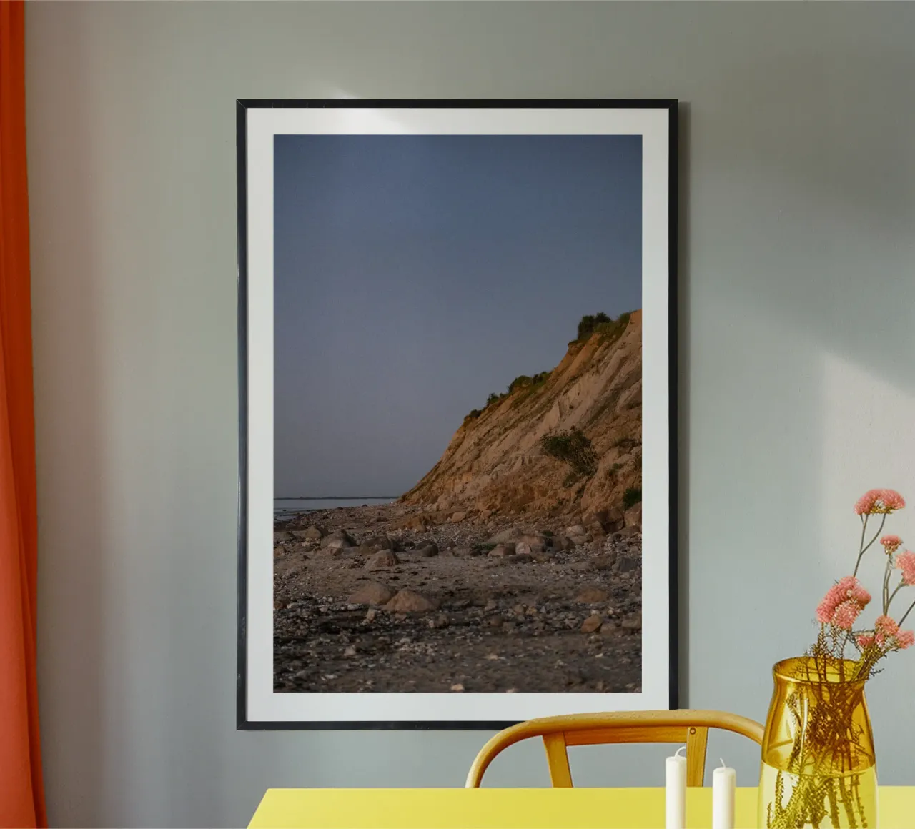 Felsen am Strand in der Dämmerung poster da Stina Freytag