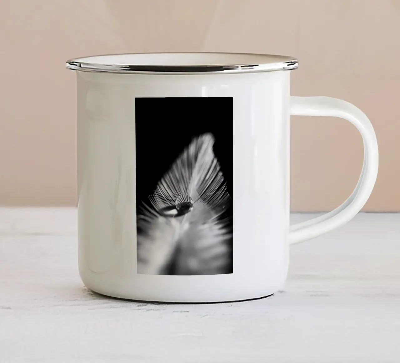 Wasserperle auf feiner Feder, schwarz weiß tazza in smalto da Stina Freytag