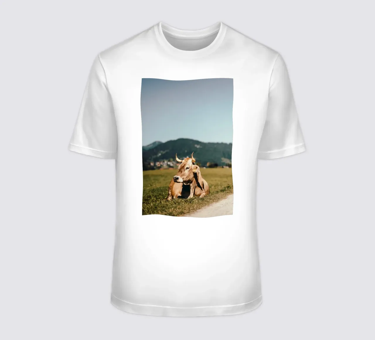 Kuh in Österreich liegend auf einer Wiese t-shirt da Stina Freytag