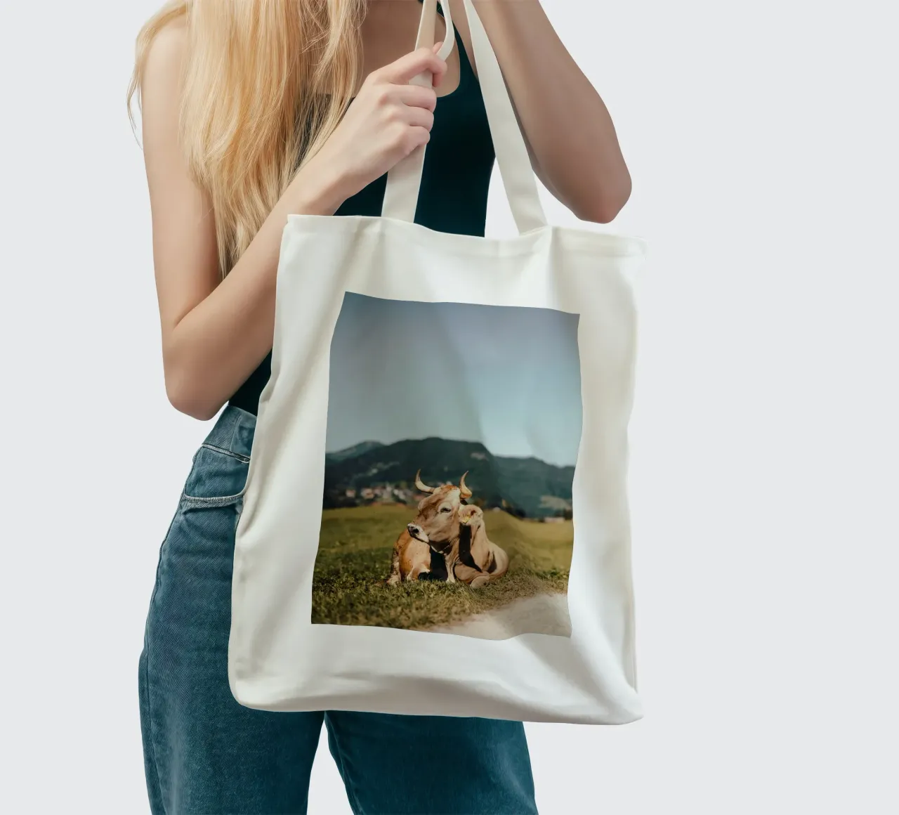 Kuh in Österreich liegend auf einer Wiese borsa in juta da Stina Freytag
