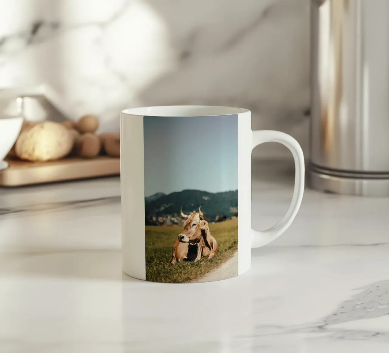 Kuh in Österreich liegend auf einer Wiese tazza in ceramica da Stina Freytag