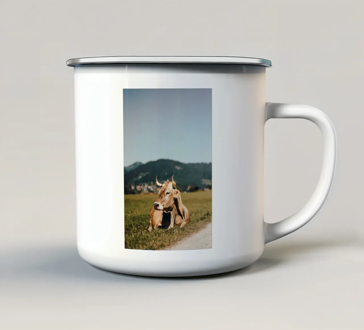 Kuh in Österreich liegend auf einer Wiese tazza in smalto da Stina Freytag