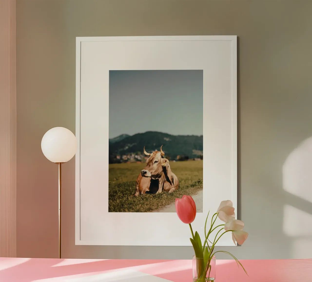 Kuh in Österreich liegend auf einer Wiese poster da Stina Freytag