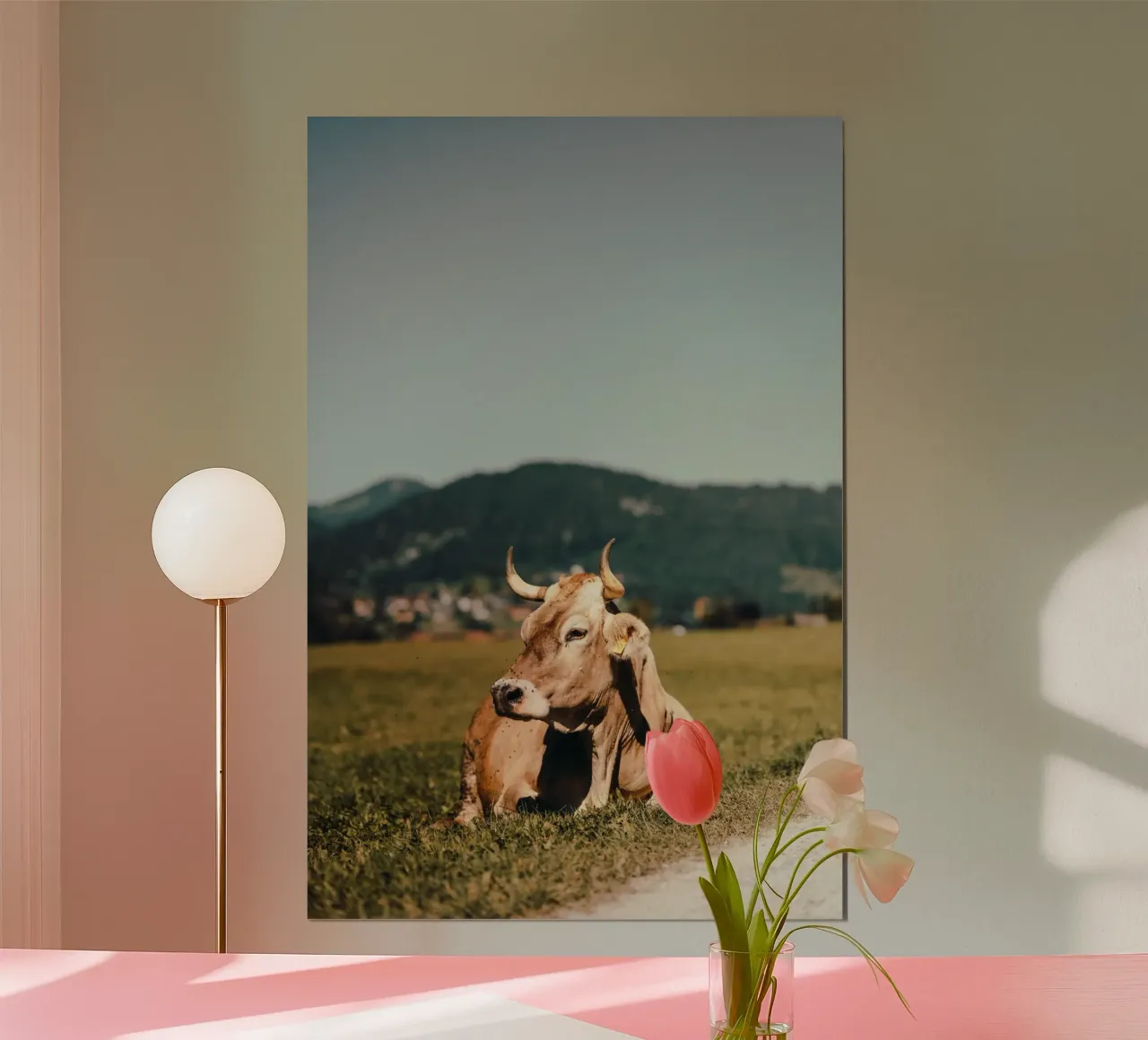 Kuh in Österreich liegend auf einer Wiese poster da Stina Freytag