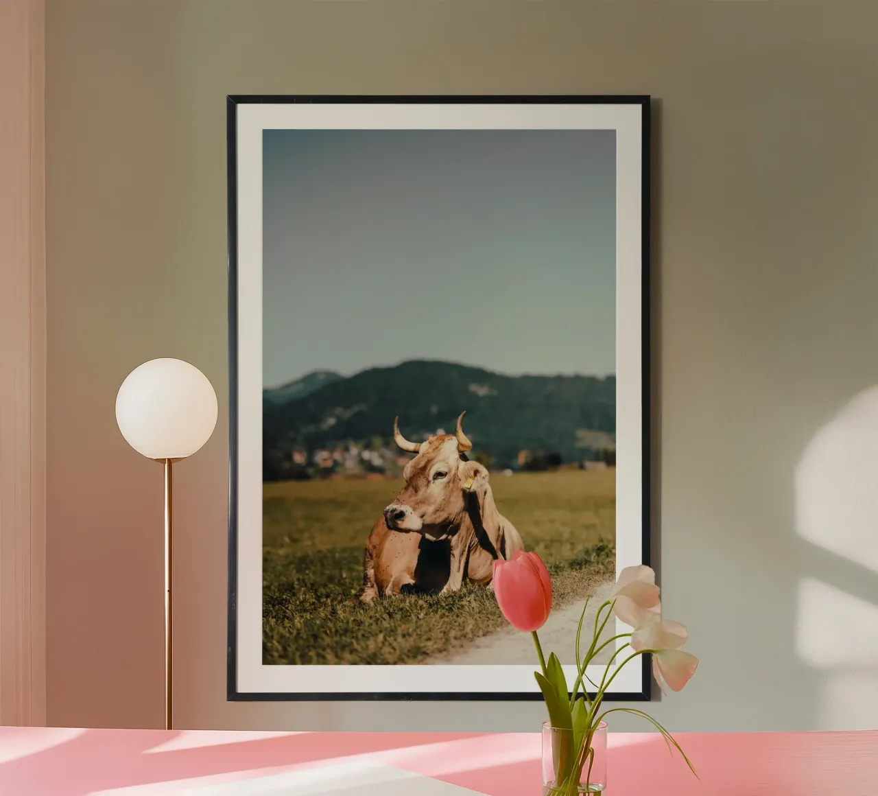 Kuh in Österreich liegend auf einer Wiese poster da Stina Freytag