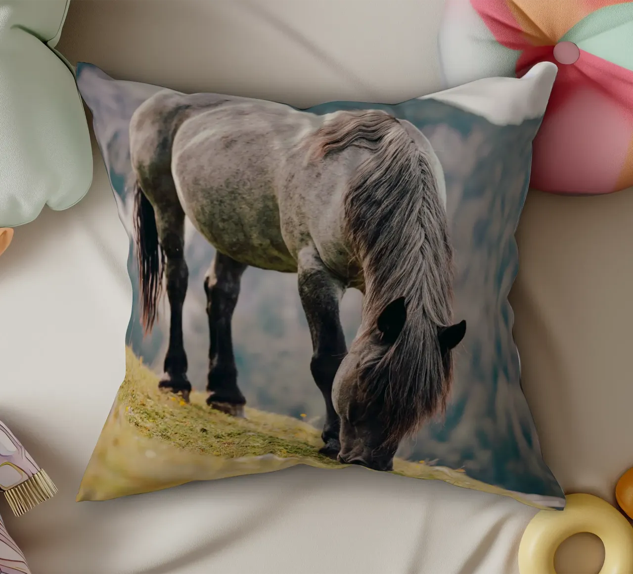 Pferd in Österreich aus einer Weide in den Bergen, Kaltblüte cuscino da Stina Freytag