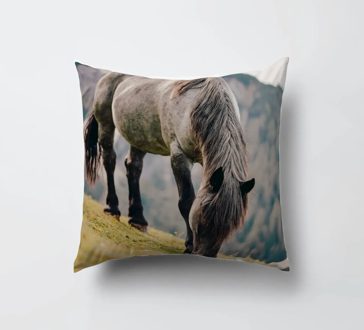 Pferd in Österreich aus einer Weide in den Bergen, Kaltblüte cuscino da Stina Freytag