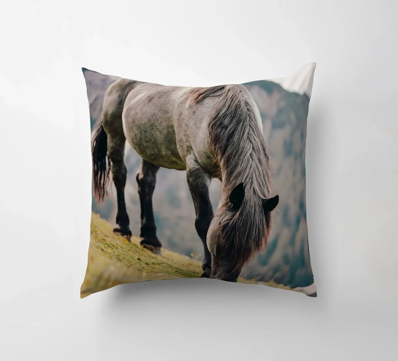 Pferd in Österreich aus einer Weide in den Bergen, Kaltblüte cuscino da Stina Freytag