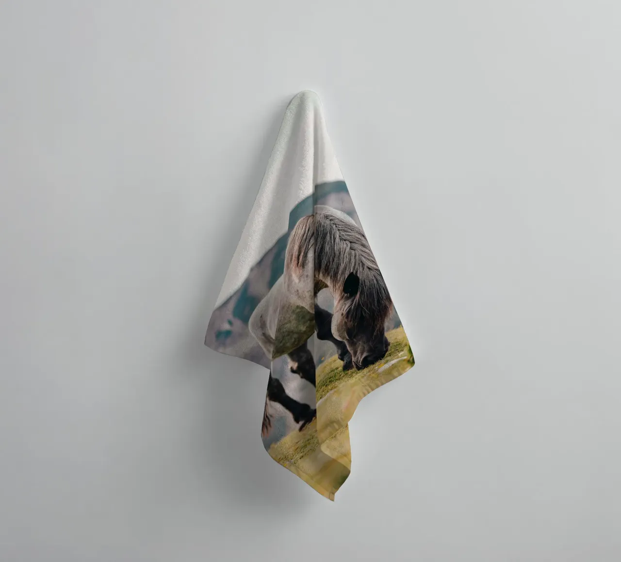 Pferd in Österreich aus einer Weide in den Bergen, Kaltblüte towel by Stina Freytag